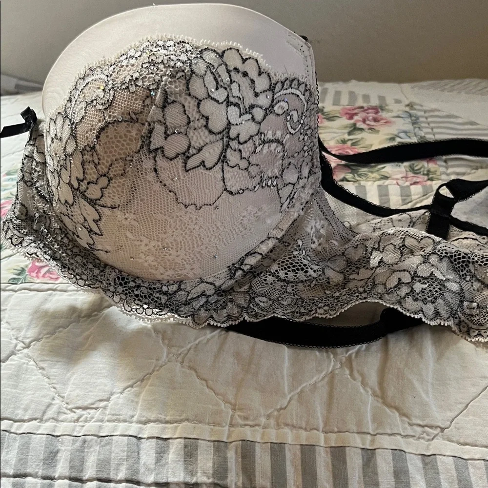 Victoria's Secret Lace Bra - Black and White -DREAM ANGELS BRA. VERY BEAUTIFUL - Picture 8 of 9